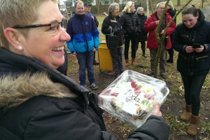Rode ronde van start: PvdA-taart voor vrijwilligers speeltuin